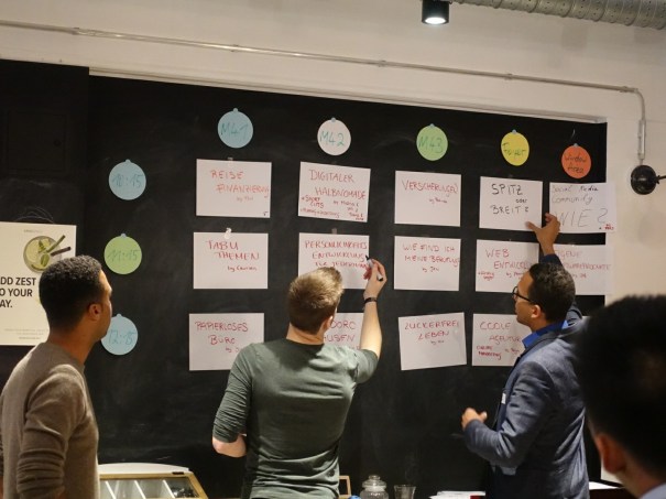 Sascha, Timo und Bano verteilen Unseminare auf Räume und Uhrzeiten. Foto: Robin Stollberg