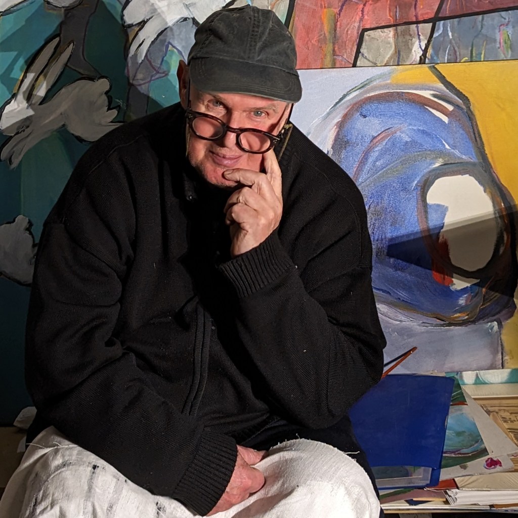 Aloys Cremers vor einer bunt bemalten Leinwand in seinem Atelier in Rheinberg-Annaberg, Januar 2023 (Foto: Renan Cengiz)